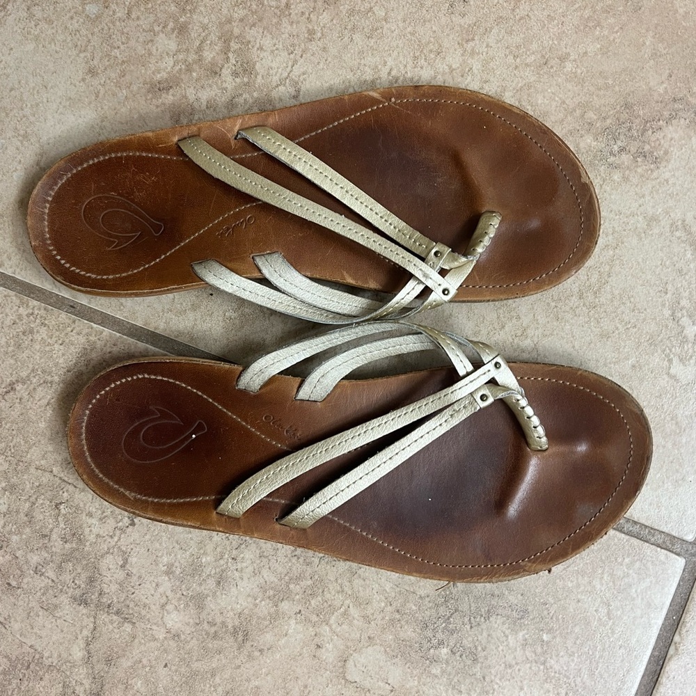 OluKai U'i Gold Leather Strappy Flip Flops SZ 9
